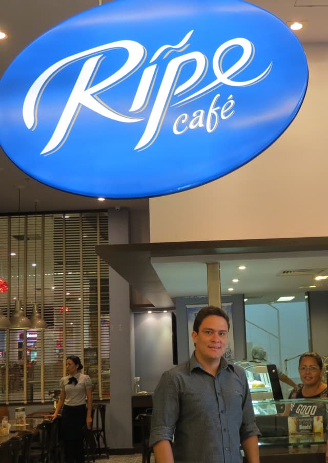 Ripe Café fecha parceria com artista plástico