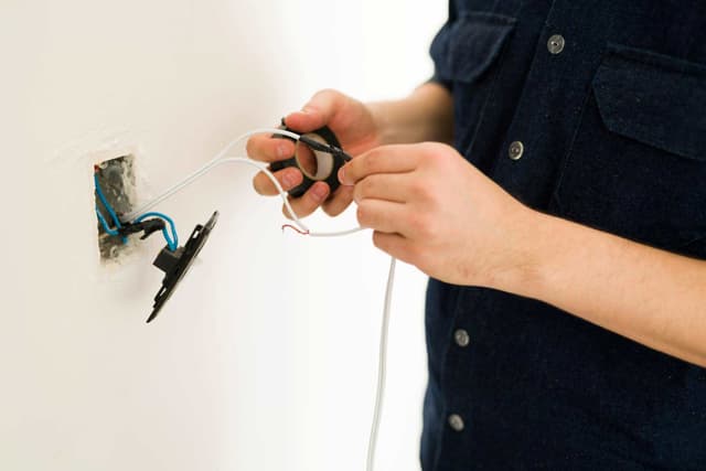 Choques elétricos, veja o que fazer ao sofrer o acidente em casa 